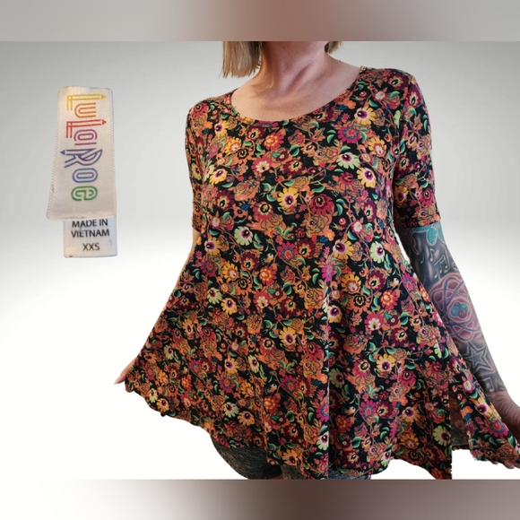 LuLaRoe Tops - 🌺🏵🌸🌼LuLaRoe short sleeve tunic, multi-color daisies sz XXS
